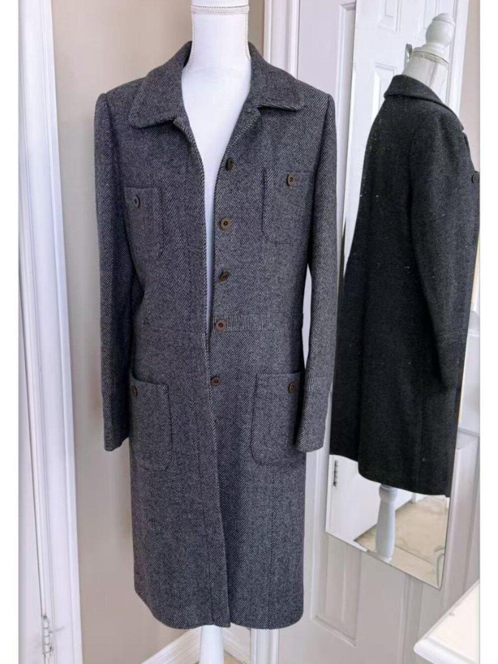 Tweed wool coat with matching flap pockets on the chest and waist size M